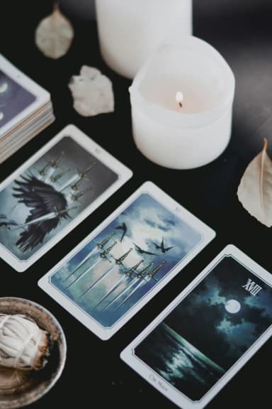 Cartas de tarot com velas, leitura de tarot online personalizada